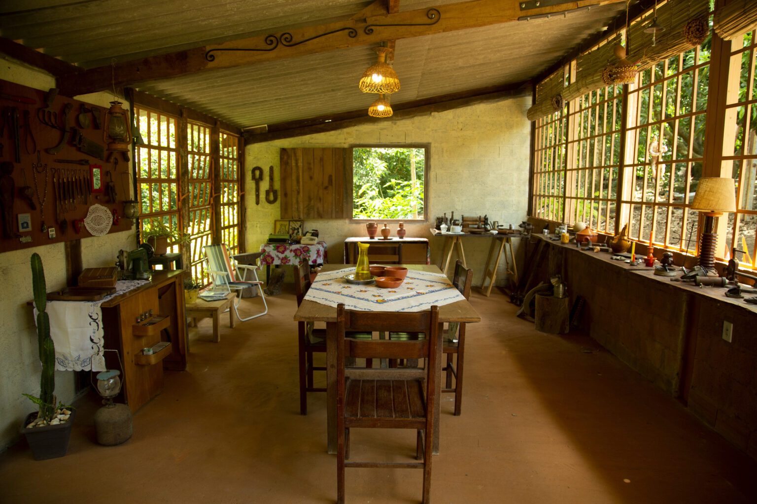 Interior do Centro de Memórias, com mesa de leitura e peças do acervo